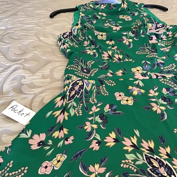 VINCE CAMUTO green beautiful dress, size 2.  High neck, sleeveless, NWT - Picture 5 of 8